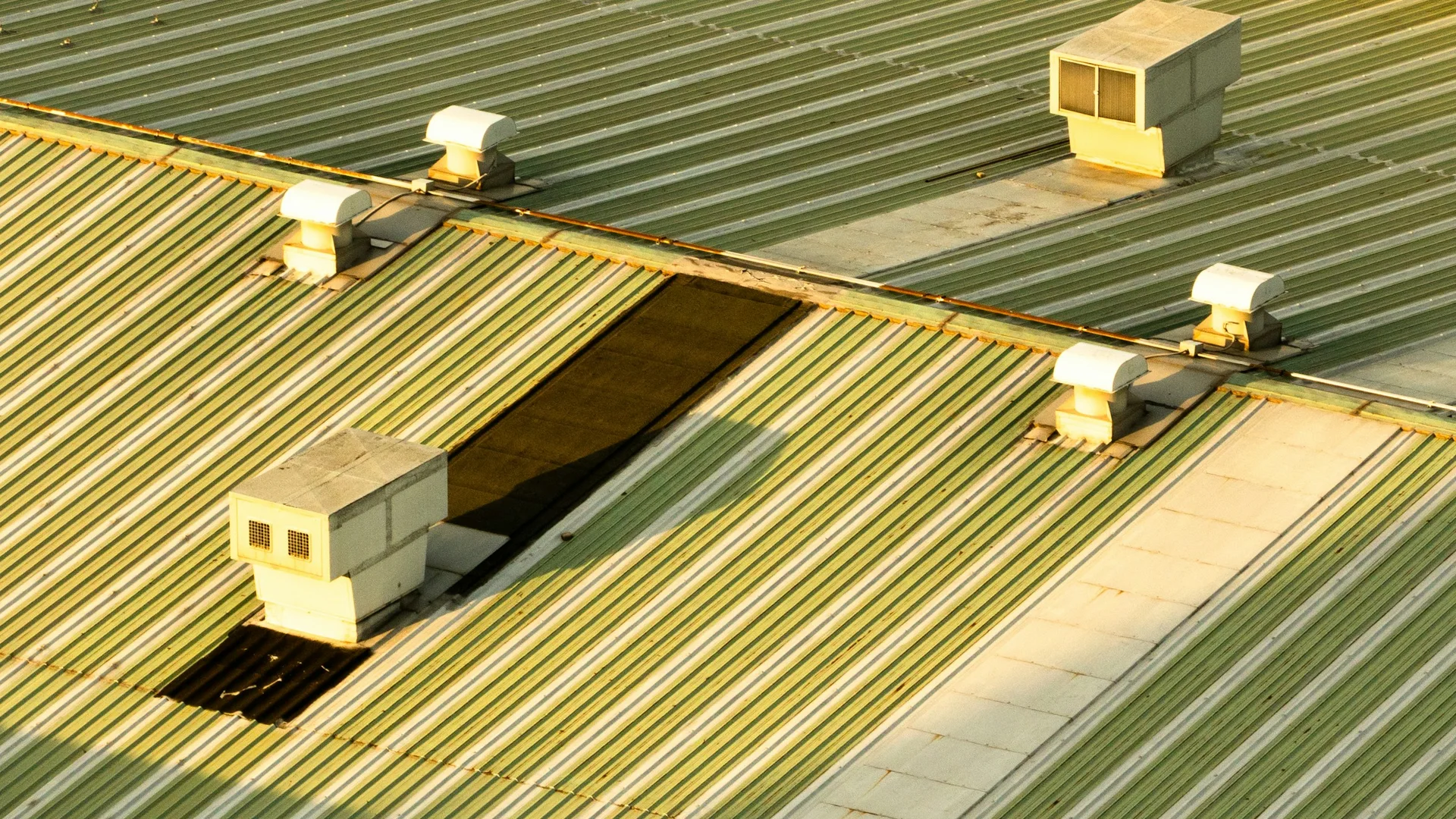 Commercial metal roof with ventilation equipment and defined service routes